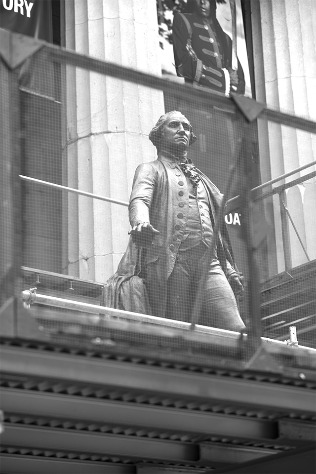 Black and white image of the Bronze statue of George Washington on the steps of the Federal Hall building